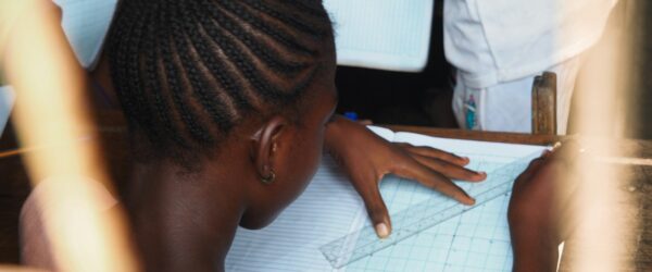 Jeune écolière au Ghana s'exerçant en mathématiques