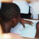 Jeune écolière au Ghana s'exerçant en mathématiques