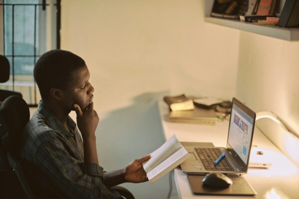 Jeune étudiant africain qui prépare un dossier de bourse