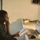 Jeune étudiant africain qui prépare un dossier de bourse