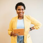 Femme entrepreneure africaine souriante avec une tablette