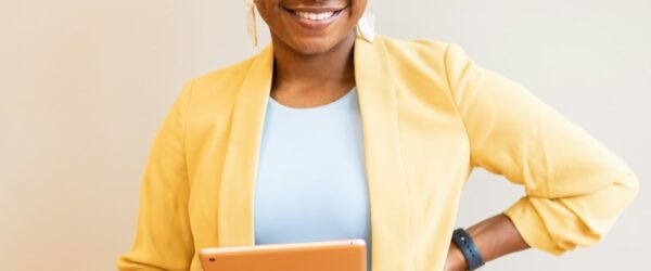 Femme entrepreneure africaine souriante avec une tablette