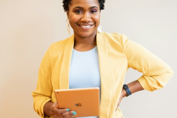 Femme entrepreneure africaine souriante avec une tablette