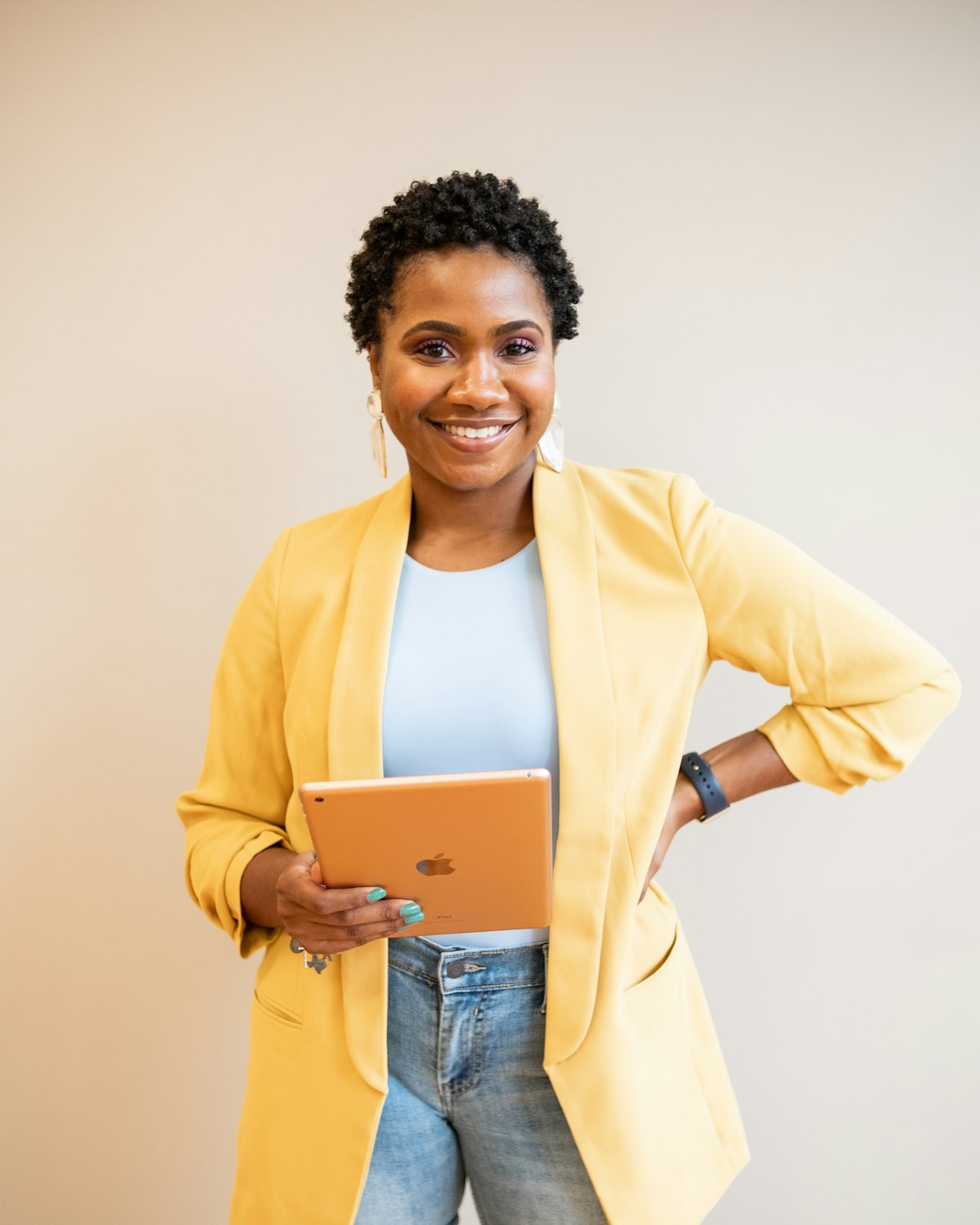 Femme entrepreneure africaine souriante avec une tablette
