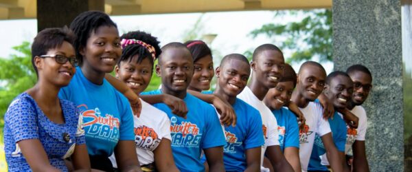 Groupe de jeunes leaders africains souriants