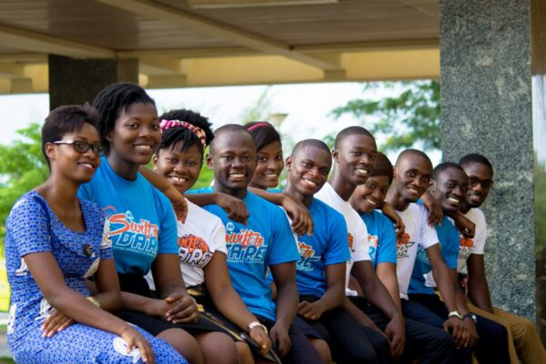 Groupe de jeunes leaders africains souriants