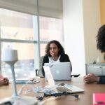 Réunion de femmes entrepreneures africaines autour d'un ordinateur portable