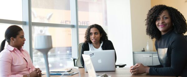 Réunion de femmes entrepreneures africaines autour d'un ordinateur portable