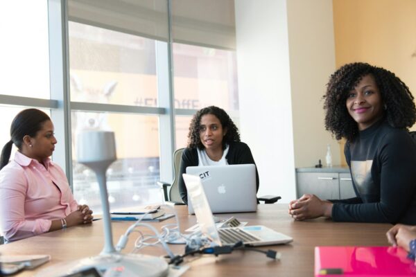 Réunion de femmes entrepreneures africaines autour d'un ordinateur portable