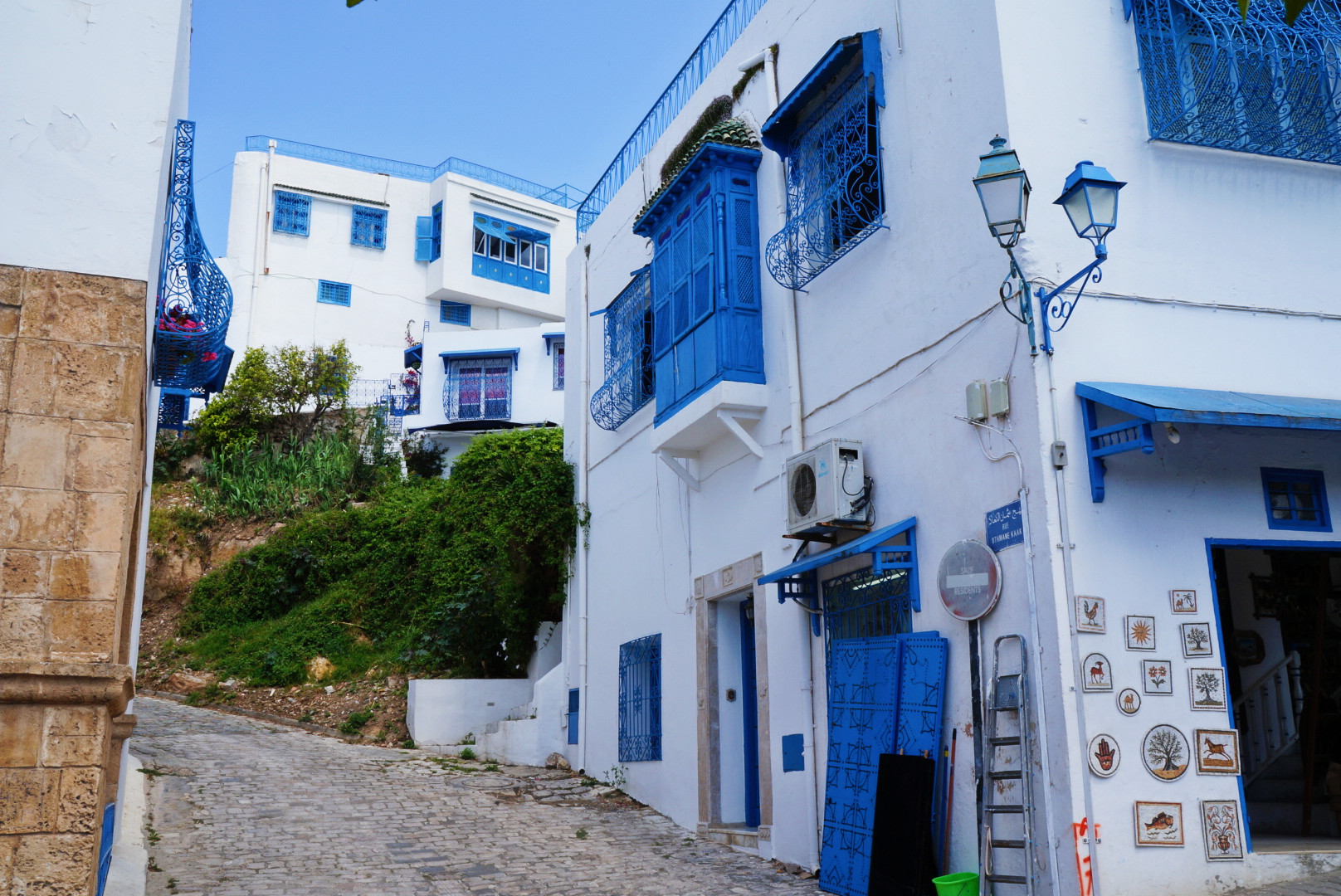 Ruelle bleue et blanche de Sidi Bou Saïd en Tunisie
