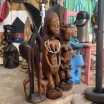 Sculptures sur bois exposées sur un marché artisanal, Toubab Dialaw, Sénégal
