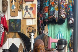 Sculptures sur bois exposées sur un marché artisanal, Toubab Dialaw, Sénégal