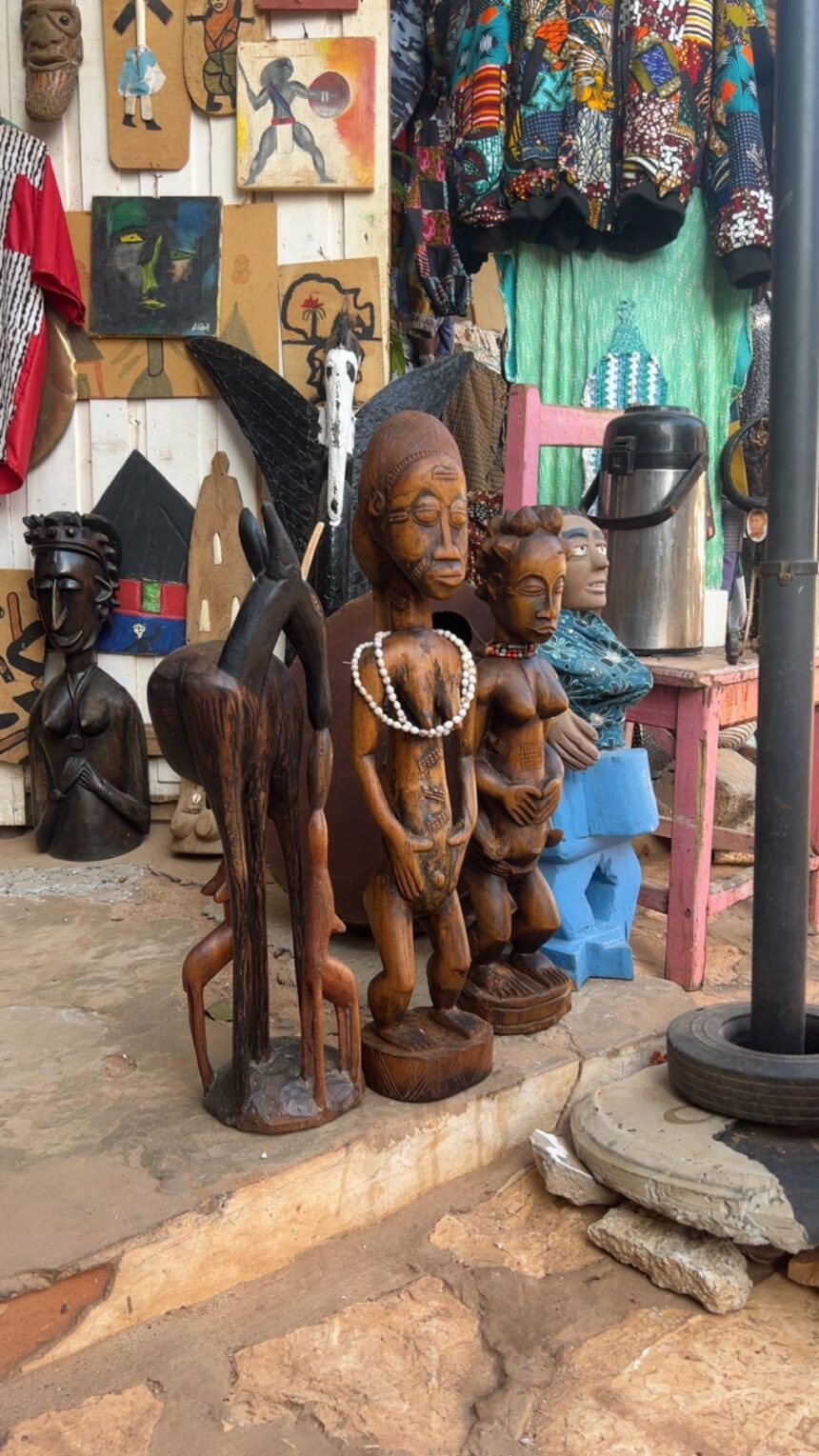 Sculptures sur bois exposées sur un marché artisanal, Toubab Dialaw, Sénégal
